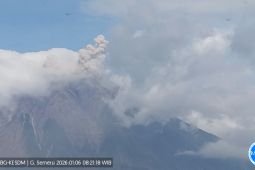 Semeru kembali erupsi, lontarkan abu vulkanik ke arah timur laut