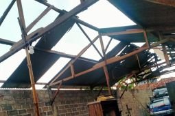 Puluhan rumah di Tulungagung rusak diterjang angin puting beliung