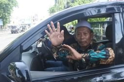 Kakek pencuri burung cendet bebas