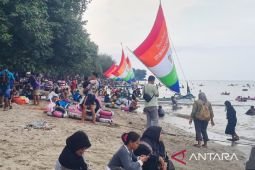 Pengunjung objek wisata Pasir Putih Situbondo capai 5.000 orang