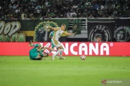 Bermain 10 orang, Dewa United tahan imbang Persebaya 1-1