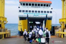 Wabup Situbondo lepas kepulangan ratusan santri ke Madura