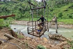 Warga bangun jembatan darurat di perbatasan Ponorogo--Trenggalek