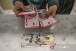 Rupiah melemah seiring revisi "outlook" Indonesia dari Moody's