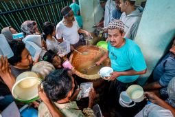 Tradisi pembagian bubur muhdor khas Timur Tengah di Tuban