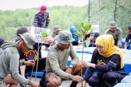 Khofifah dan Pasmar 2 sinergi jaga kelestarian pesisir Surabaya