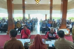 Pemkot Mojokerto salurkan bansos kepada 294 tukang becak