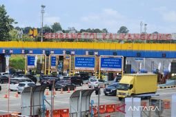 Arus kendaraan pemudik di gerbang tol Kalikangkung meningkat