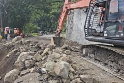 Petugas gabungan singkirkan batu besar di jalur Trenggalek-Ponorogo