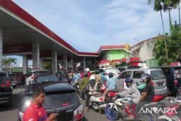 Antrean panjang pembelian BBM terjadi di sejumlah SPBU Jember
