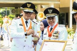 Gubernur Khofifah terima penghargaan EPPD 2025 dari Mendagri