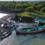 Nelayan tidak melaut akibat angin timur