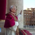 Paus Leo pimpin Jalan Salib di Colosseum Roma