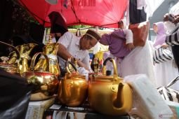 Pedagang musiman pernak-pernik haji