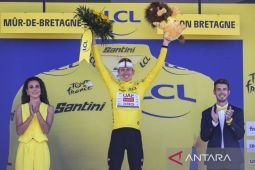 Tadej Pogacar menangi Tour of Flanders untuk ketiga kalinya