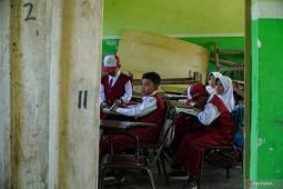 Ruang kelas sementara siswa terdampak erupsi Semeru