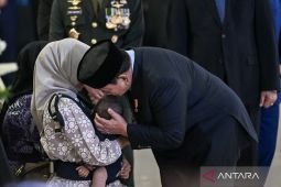 Momen haru Presiden Prabowo cium bayi prajurit TNI yang gugur