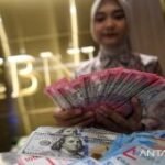 Rupiah melemah dipengaruhi kekhawatiran eskalasi perang di Timteng