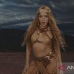 Shakira pakai hiasan kepala karya Rinaldy Yunardi di video klip baru