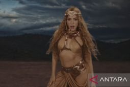 Shakira pakai hiasan kepala karya Rinaldy Yunardi di video klip baru