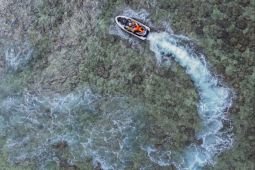 Kunjungan wisata libur Idul Adha di Pantai Teluk Asmara