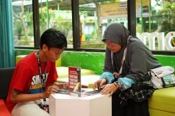 Telkomsel permudah layanan komunikasi bagi JCH di Asrama Haji Surabaya