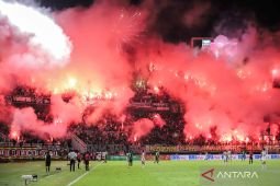 Panpel Persebaya ingatkan bahaya flare dan smoke bomb bagi penonton