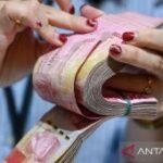 Rupiah melemah didorong ekspektasi suku bunga tinggi Fed lebih lama