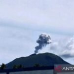 Gunung Ibu erupsi dengan kolom abu setinggi 800 meter