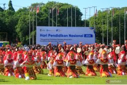 Seni kolosal "Kuntulan Ewon" warnai Hardiknas 2026 di Banyuwangi
