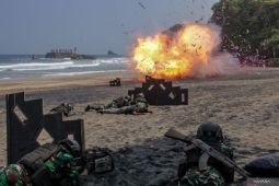 Demontrasi serangan kilat prajurit Korps Marinir