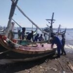 Sejumlah perahu nelayan di Situbondo rusak dihantam gelombang tinggi
