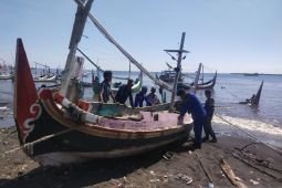 Sejumlah perahu nelayan di Situbondo rusak dihantam gelombang tinggi