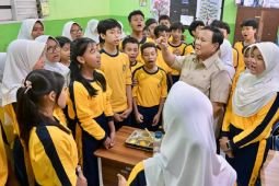Presiden Prabowo berdialog dengan siswa SMPN 111 Jakarta