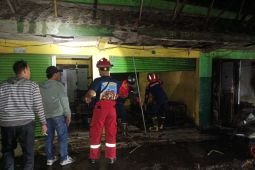 Damkar Tulungagung padamkan kebakaran lima kios di Pasar Ngemplak