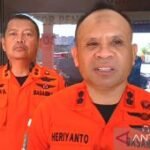Basarnas rescues 12 from capsized speedboat, search on for captain