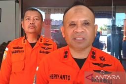 Basarnas rescues 12 from capsized speedboat, search on for captain