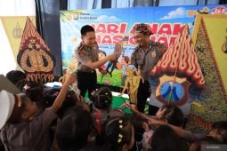 Peringatan Hari Anak Nasional bersama polisi