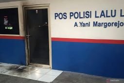 Seorang pengendara motor diduga lempar botol berapi di pos Polisi Surabaya