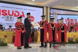 Untag Surabaya wisuda 1.958 lulusan dan galang donasi gempa NTT