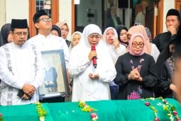 Khofifah-Menteri PPPA lepas jenazah Kepala Asrama Haji Surabaya