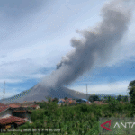 Gunung Sinabung erupsi hebat semburkan abu vulkanik setinggi 3,5 km
