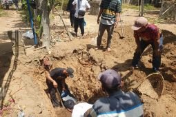 Warga bongkar makam kuno di Sembung Tulungagung