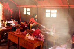 Pemkab Tulungagung bangun tenda untuk kelas darurat siswa SDN Wonorejo