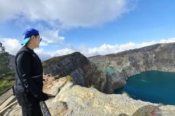 Badan Geologi temukan retakan di kawah Gunung Kelimutu pascagempa