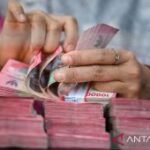 Rupiah menguat seiring penurunan harga minyak mentah dunia