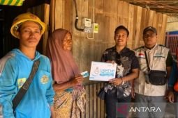 PLN Madura bantu pemasangan listrik baru bagi warga miskin kepulauan