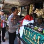 Pembagian bendera Merah Putih program Sabuk Kamtibmas