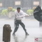 Topan Dolphin picu evakuasi 1,5 juta warga di pesisir China timur