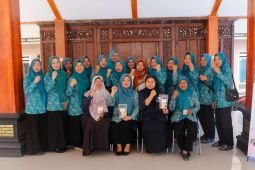 UMSIDA latih warga Desa Gendro mengolah susu jadi kerupuk bernilai ekonomi